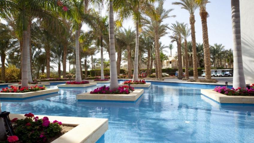 Египет с вылетом из Кишинёва.Шарм-эль-Шейх. Отель Grand Rotana Resort & Spa 5* До пляжа можно дойти всего за 2 минуты. Пятизвездочный курортный отель Shark’s Bay расположен рядом с пляжем в окружении большого тропического сада с водопадами и пальмами. К услугам гостей частный пляж, огромный бассейн в форме лагуны, спа-салон и номера