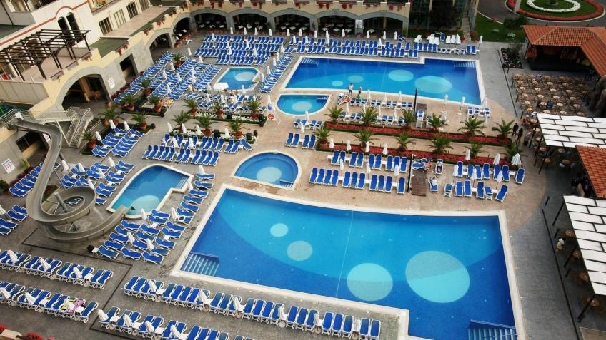 Болгария. Шикарный отель на берегу - Iberostar Sunny Beach 4* для ценителей качества. На территории курортного отеля работают 2 основных ресторана и 1 небольшой ресторан, где подают блюда интернациональной и местной кухни, а также 2 лобби-бара, снэк-бар у бассейна, премиум-бар с лаунджем и венская кофейня Amadeus. В распоряжении гостей курортного отеля Iberostar Sunny Beach Resort 2 открытых бассейна, 1 крытый бассейн и 3 бассейна для детей, в 2 из которых установлены водные горки. Также в числе удобств фитнес-зал, площадка для занятий фитнесом на открытом воздухе, поле для мини-гольфа и