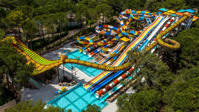 Турция. Только до 28.02.19 отель по выгодной цене! Отель Nirvana Lagoon Villas 5* Kемер Пятизвездочный спа-отель Nirvana Lagoon Villas Suites & Spa расположен на большой территории в окружении прекрасной природы в городе Бельдиби, между Средиземным морем и Таврскими горами. К услугам гостей частный пляж длиной 900 метров с песком и мелкой галькой, 3 пристани, включая частный VIP-пирс, 14 бассейнов с водными горками и просторный спа-салон. Развлечения и спорт : сауна , парная дискотека аэробика прокат теннисных ракеток и мячей тренажерный зал турецкая баня (хаммам) акваэробика дартс во