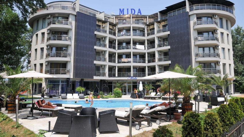 Болгария.Отель Mida На солнечной берегу всего за 212 € К услугам гостей апарт-отеля MIDA открытый бассейн и детская игровая площадка. До местного пляжа, центра города Солнечный берег, автобусного вокзала и бассейна в аквапарке — не более 300 метров. В числе удобств просторных номеров апарт-отеля MIDA кондиционер, балкон с плетеной мебелью, ванная комната, гостиная зона и телевизор с плоским экраном, транслирующий кабельные каналы. Из некоторых номеров открывается вид на бассейн, а из других — на внутренний двор. В нескольких номерах имеется мини-кухня.