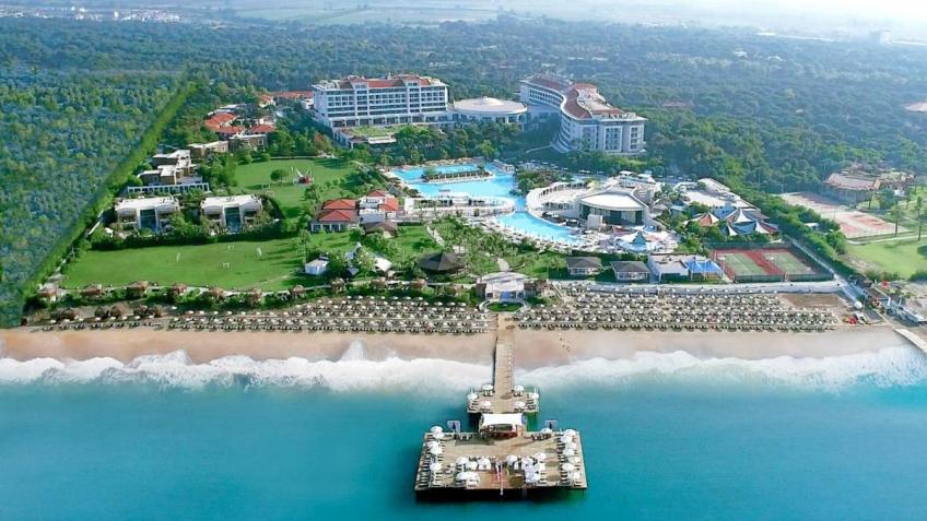 Турция.Анталия.Ela Quality Resort Belek 5* 9 причин отдыхать именно здесь: Уют и стиль. Все номера с видом на море и красивейшую природу для вас создавали всемирно известные дизайнеры. Что выберете – размещение в основном здании, домик у озера или виллу? Для всей семьи. Взрослых ждет множество спортивных развлечений, поля для гольфа, мастер-классы и много-много активностей, которые позволят забыть о любых заботах. А для детей в отеле создан целый мир – Everland Q, где малыши проведут время просто незабываемо. Награды.