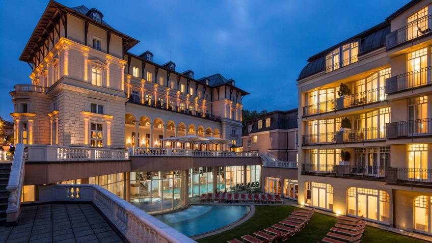 ЧЕХИЯ. (Марианске - Лазне) Тур с вылетом в шикарный отель Falkensteiner Hotel Grand MedSpa Marienbad 4*. Отель Falkensteiner Grand MedSpa Marienbad расположился в знаменитом курортном городе Марианске-Лазне, также известном как Мариенбад, и является крупнейшим отелем на его территории. К услугам гостей крытый и открытый бассейны. В числе преимуществ отеля собственный источник «Александра» и самая большая в городе зона бассейнов в саун (спа-центр площадью 2500 кв. м с 5 бассейнами и 4 саунами). Бассейны можно посещать бесплатно с 07:00 до 21:00, а сауну — с 14:00 до 21:00.