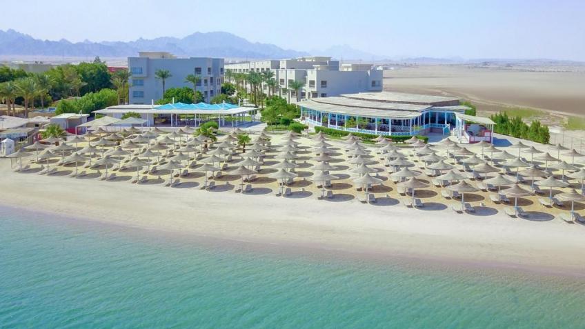 Египет. Хургада. Горящая цена! Отель с высоким рейтингом! Отель Solymar Soma Beach расположен в Хургаде, менее чем в 1 км от Королевской тюрьмы Сома-Бей. К услугам гостей ресторан, бесплатная частная парковка, открытый бассейн и бар. К услугам гостей этого 4-звездочного отеля бесплатный Wi-Fi, сад и терраса. К услугам гостей круглосуточная стойка регистрации, общий лаундж и пункт обмена валюты. В числе удобств номеров кондиционер, телевизор с плоским экраном и спутниковыми каналами, чайник, душ, фен и письменный стол. В числе удобств всех номеров шкаф и собственна